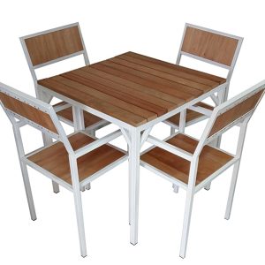 Table et 4 chaises en noble