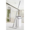 Balai plat Flat Mop 13L avec seau compact blanc et gris dans un salon moderne.