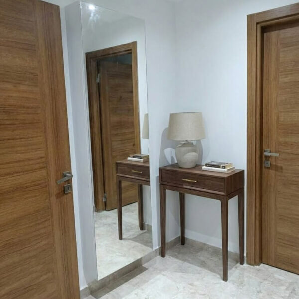 Porte chaussures mural avec grand miroir pour entrée moderne Ahladecor Tunisie.