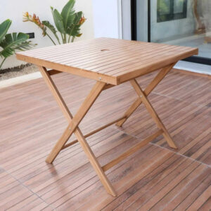 Photo de table à manger de jardin pliable en bois dressée avec un repas sur terrasse tunisienne.