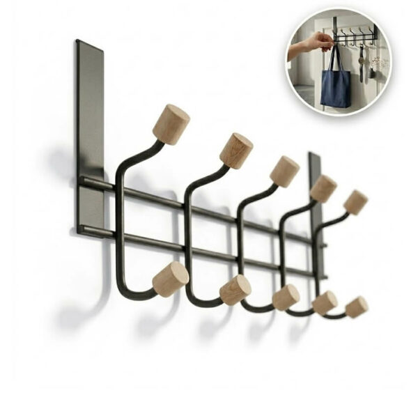 Porte-manteau de porte avec 10 crochets, chargé de manteaux, d'un sac à main et de casquettes, montrant sa capacité de charge.