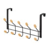Gros plan sur les crochets en bois naturel et la structure en métal noir mat d'un porte-manteau de porte, montrant la finition de qualité.