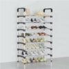 Étagère à chaussures en métal à 7 niveaux avec chaussures de sport et talons hauts rangés.