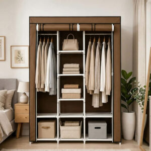 Grande armoire portable en tissu marron ouverte avec un cadre blanc, remplie de vêtements suspendus et pliés, de sacs à main et de boîtes de rangement sur six étagères.