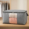 Sac de rangement premium gris avec fenêtre transparente contenant une couverture. Idéal comme sac rangement couette ou sac de rangement vêtement