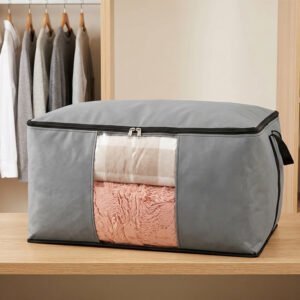 Sac de rangement premium gris avec fenêtre transparente contenant une couverture. Idéal comme sac rangement couette ou sac de rangement vêtement