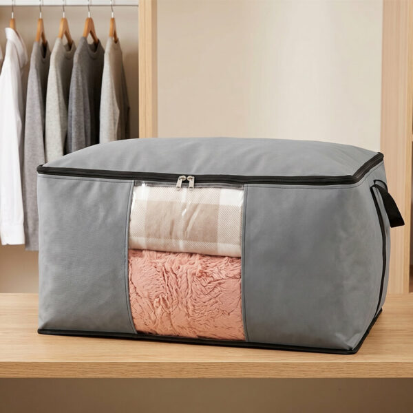 Sac de rangement premium gris avec fenêtre transparente contenant une couverture. Idéal comme sac rangement couette ou sac de rangement vêtement