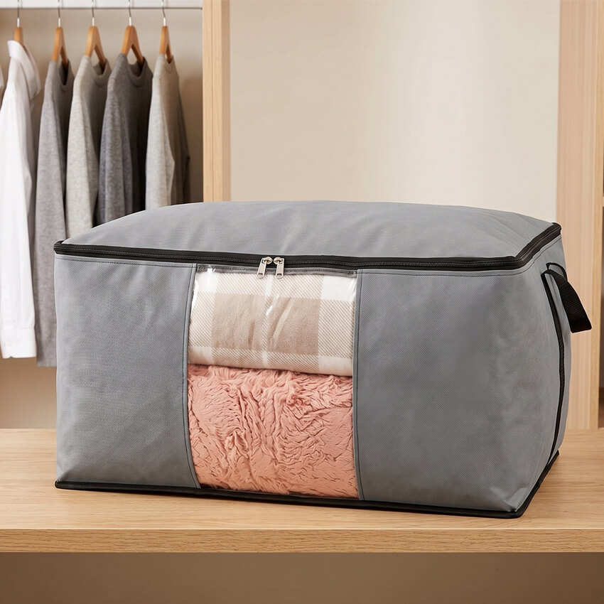 Sac de rangement premium gris avec fenêtre transparente contenant une couverture. Idéal comme sac rangement couette ou sac de rangement vêtement