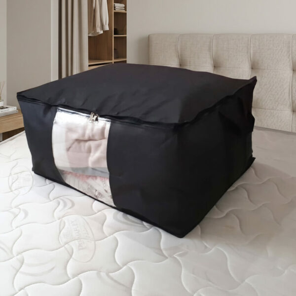 Sac de rangement premium noir avec fenêtre transparente contenant une couverture. Idéal comme sac rangement couette ou sac de rangement vêtement