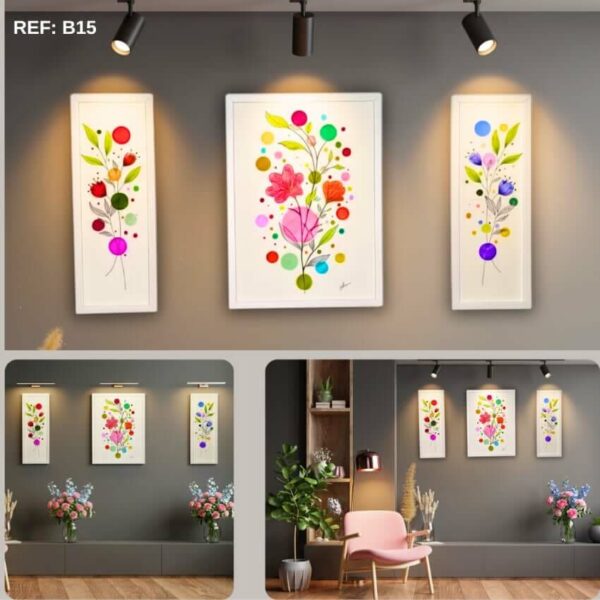 Ensemble de 3 cadres muraux décoratifs fleuris aux couleurs roses et vertes éclatantes sous des spots dans un intérieur chic.