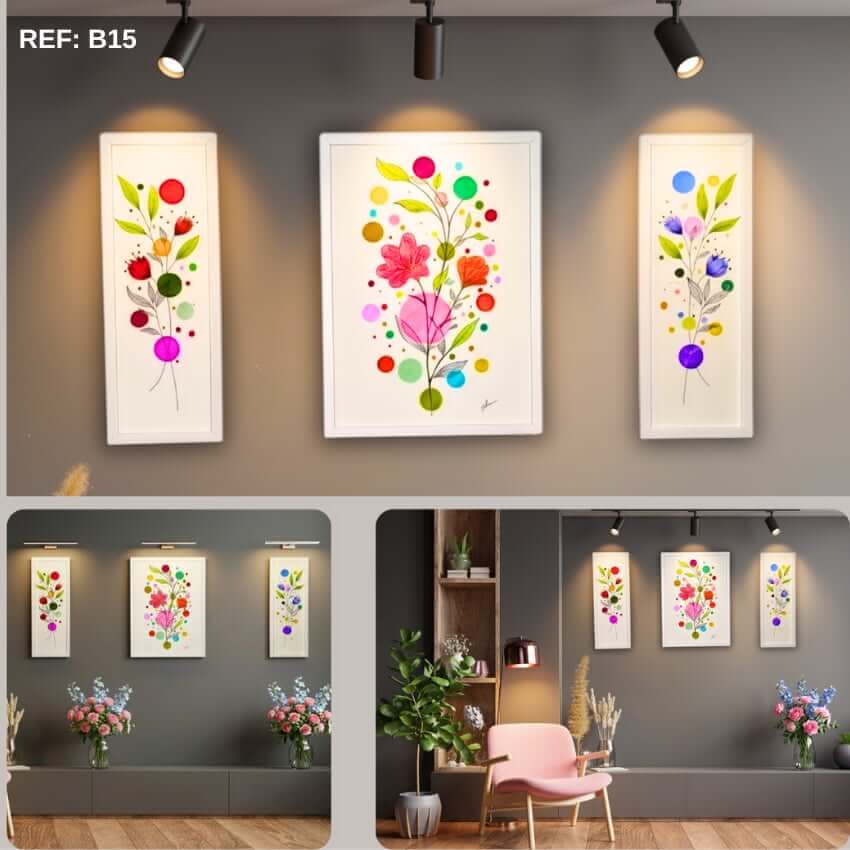 Ensemble de 3 cadres muraux décoratifs fleuris aux couleurs roses et vertes éclatantes sous des spots dans un intérieur chic.