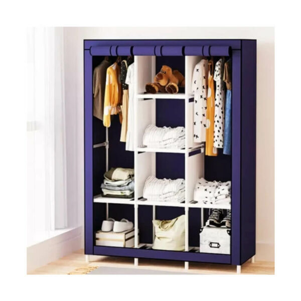 Grande armoire portable en tissu bleu ouverte avec un cadre blanc, remplie de vêtements suspendus et pliés, de sacs à main et de boîtes de rangement sur six étagères.